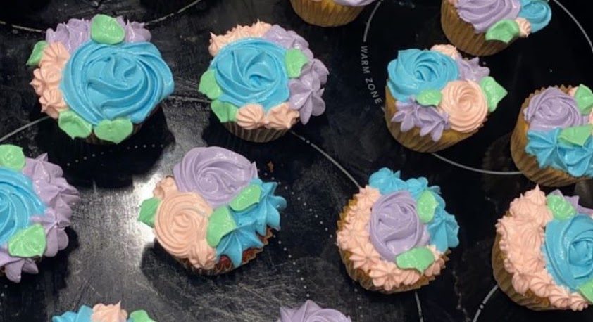 Cupcakes decorated with frosting flowers